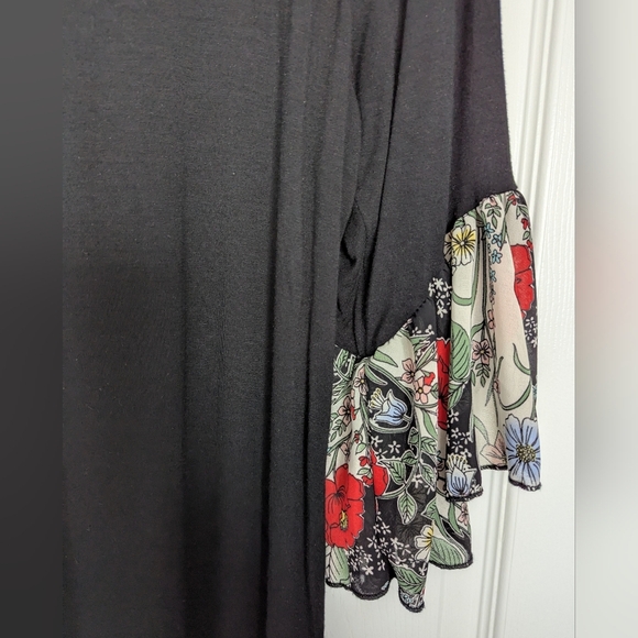 Storm Women's (Medium) Black Relaxed Fit Top With Flowy Floral 3/4 Sleeves - Picture 4 of 10